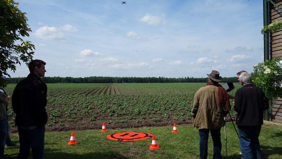 Een rondvliegende drone trekt altijd bekijks.