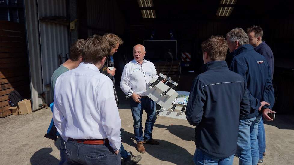 Bezoekers krijgen tekst en uitleg over de werking van de Wingssprayer.