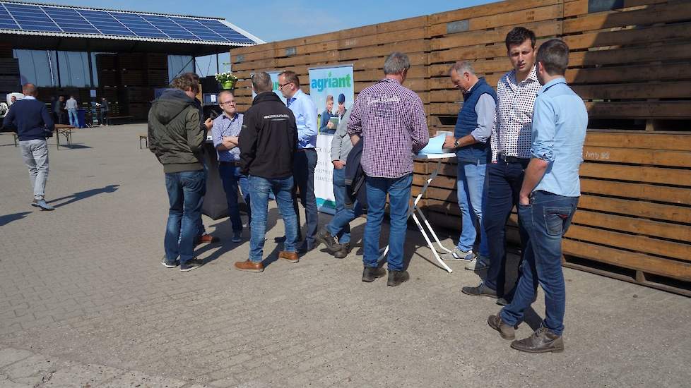 Netwerken op de stand van Agriant BV, totaalleverancier voor Noordoost-Nederland.