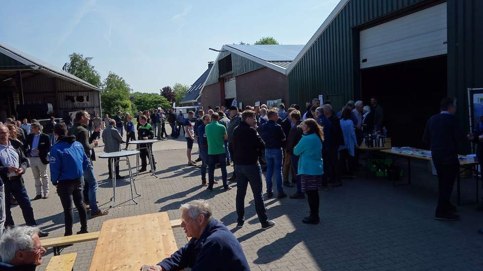 Mer zo'n 150 bezoekers was het gezellig druk op het akkerbouwbedrijf van Jan-Reinier de Jong in Odoorn (DR).
