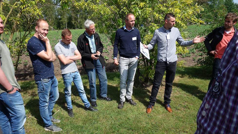 Alex Suichies (2e van rechts) van landbouwmechanisatiebedrijf Suichies Mechanisatie in Ekehaar (DR) geeft samen met Jan-Reinier de Jong tekst en uitleg bij een demonstratie ‘Realtime plaats specifiek spuiten op basis van groeikracht’.