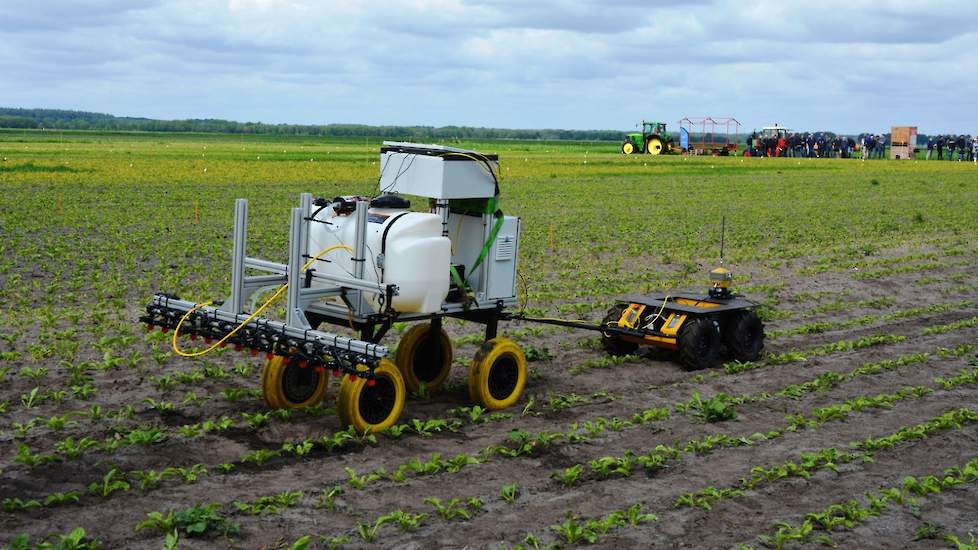 Wageningen UR werkt aan autonome precisiebespuiting als één van de oplossingen voor het smaller wordende middelenpakket. Op het proefveld demonstreerden de onderzoekers de Husky-robot die herkenning van aardappelopslag koppelt aan een daadwerkelijke spuit