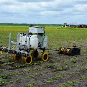 Wageningen UR werkt aan autonome precisiebespuiting als één van de oplossingen voor het smaller wordende middelenpakket. Op het proefveld demonstreerden de onderzoekers de Husky-robot die herkenning van aardappelopslag koppelt aan een daadwerkelijke spuit