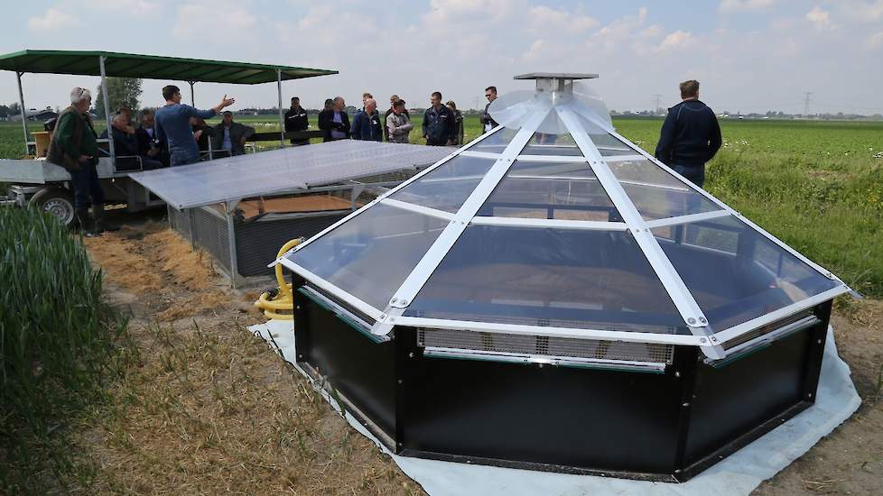 De Focus on Farming telers bekijken de Heliosec. In het kader van duurzaamheidsmaatregelen een praktische toepassing voor de afbraak van spuitmiddelresten. Het vocht uit de spuitmiddelresten verdampt en de 'koek' die overblijft, kan ingerold worden in het