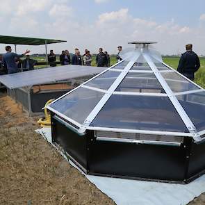 De Focus on Farming telers bekijken de Heliosec. In het kader van duurzaamheidsmaatregelen een praktische toepassing voor de afbraak van spuitmiddelresten. Het vocht uit de spuitmiddelresten verdampt en de 'koek' die overblijft, kan ingerold worden in het