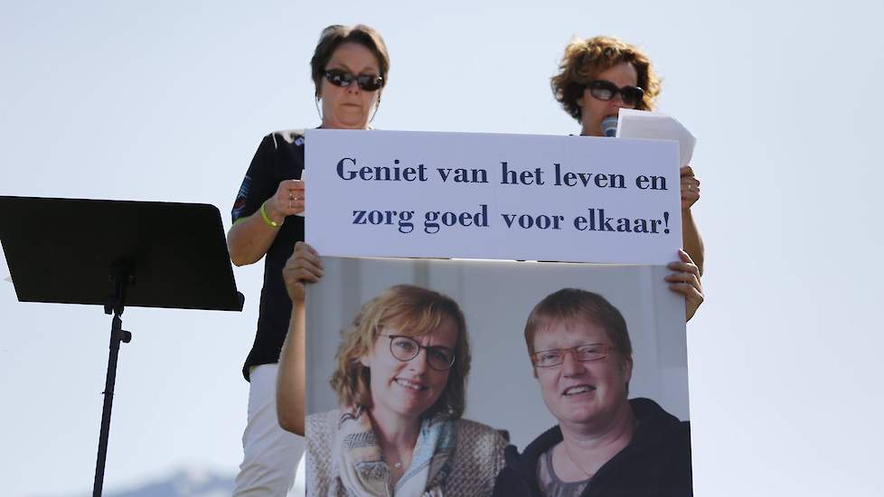 Monique van Loon en pluimveehoudster Marian Claessens vertellen het verhaal van twee vriendinnen, die beide strijden tegen de ziekte kanker en er helaas niet bij kunnen zijn.