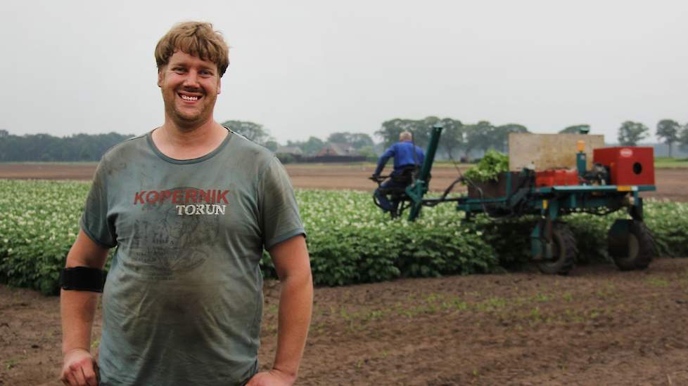 Jouke zag een dag eerder tijdens het selecteren af en toe een klein zwermpje luizen boven de aardappelen. Het akkerbouwbedrijf behandelt de planten met een dun laagje mineraalolie dat een filmpje op het blad achterlaat.