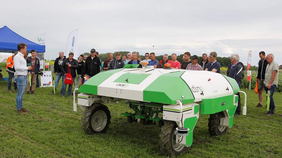 Op de open dag ook aandacht voor robotica. Roel van Erp (links) van Abemec presenteerde de Dino van Naio Technologies. Deze schoffelmachine is in 2017 voor het eerst commercieel ingezet in Frankrijk en sinds januari dit jaar in Nederland. De machine is on