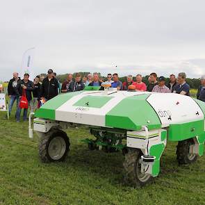 Op de open dag ook aandacht voor robotica. Roel van Erp (links) van Abemec presenteerde de Dino van Naio Technologies. Deze schoffelmachine is in 2017 voor het eerst commercieel ingezet in Frankrijk en sinds januari dit jaar in Nederland. De machine is on