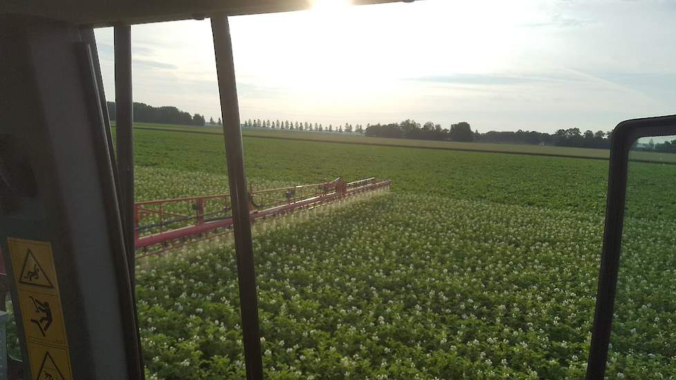 Ook deze foto komt van Profyto DSD loonwerk, waar de aardappel-bespuiting goed te zien is.