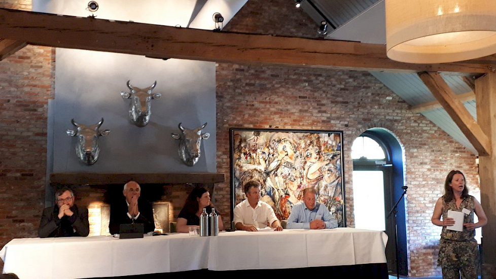 De jury van STAF en EMK, die zaterdag in Bunnik de conclusies presenteerden uit een groot onderzoek naar 'valse lesstof' in schoolboeken.