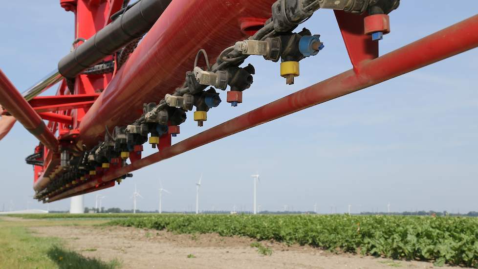 Praktische vraag bij de mengteelt blijft: hoe krijg je het mechanische allemaal rond. Hoe ga je bijvoorbeeld aan het werk met je veldspuit in deze relatief smalle stroken van verschillende gewassen. Volstaat het afsluiten van de doppen in bepaalde banen o