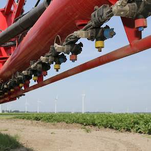 Praktische vraag bij de mengteelt blijft: hoe krijg je het mechanische allemaal rond. Hoe ga je bijvoorbeeld aan het werk met je veldspuit in deze relatief smalle stroken van verschillende gewassen. Volstaat het afsluiten van de doppen in bepaalde banen o