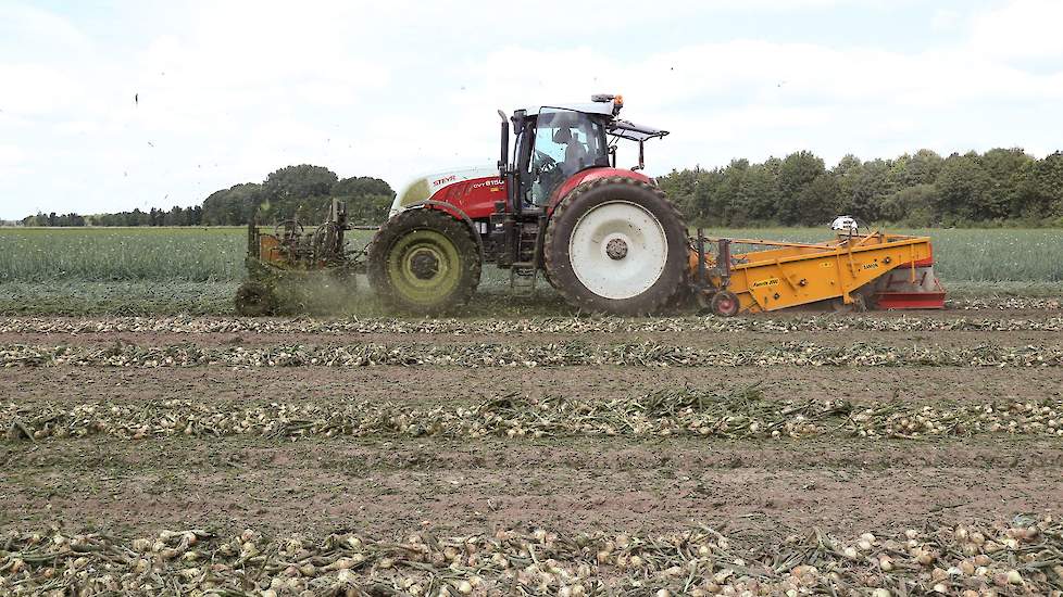 Vos rooit hier met een Samon schijvenrooier van 3 meter breed