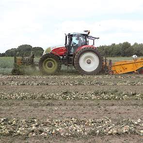 Vos rooit hier met een Samon schijvenrooier van 3 meter breed