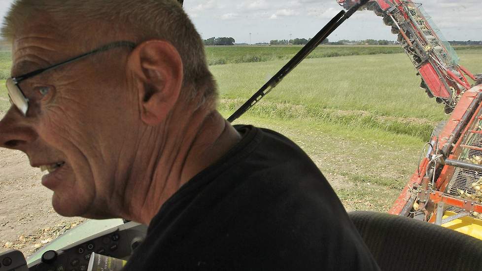 Maandag was Jan Knook (66) in Dronten ruim 5 hectare uien aan het laden. De maatschap Jan en Johan Knook wilde de tweedejaars plantuien persé voor de voorspelde hittegolf van de akker hebben. En dat lukte.