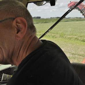 Maandag was Jan Knook (66) in Dronten ruim 5 hectare uien aan het laden. De maatschap Jan en Johan Knook wilde de tweedejaars plantuien persé voor de voorspelde hittegolf van de akker hebben. En dat lukte.