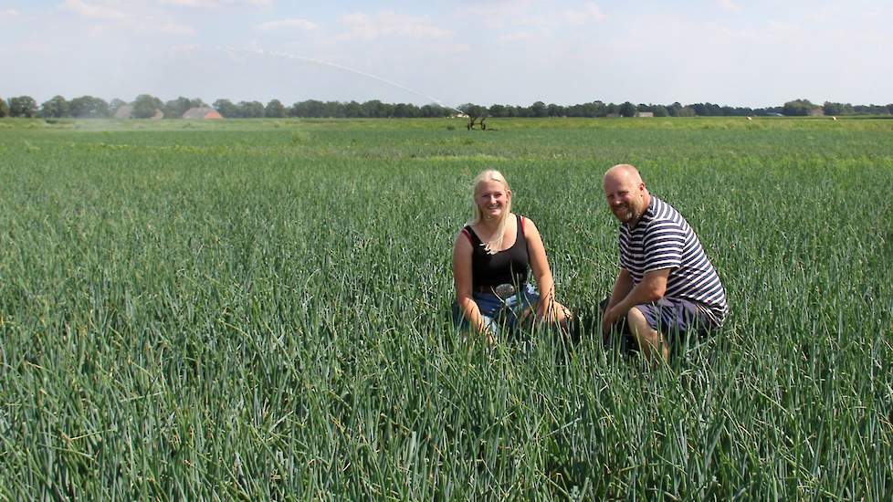 Roelof Oosting en zijn dochter Sarah zijn tevreden over de uien die het dankzij de beregening prima doen. Roelof maakt zich wel zorgen over de aardappels die fysiologisch gezien vier weken ouder worden door één week hitte.