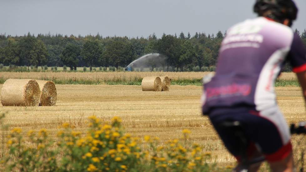 In het grootste akkerbouwgebied van Nederland is het droog. Op dinsdag 30 juli maakten combines en persen overuren. Waterkanonnen, in de buurt van het Oranjekanaal, draaiden op volle toeren.