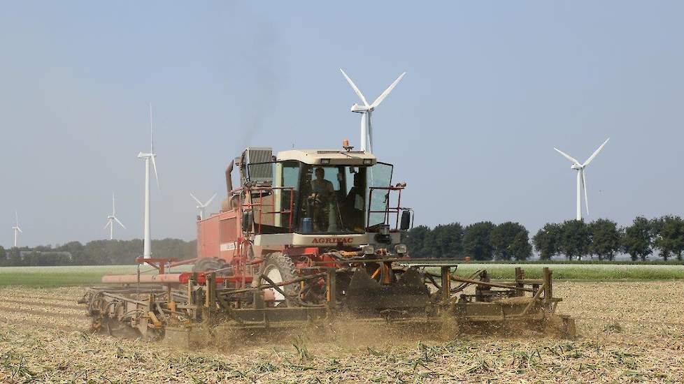 Basis voor de uienrooier is een zelfrijdende Agrifac-bietenrooier. „Daar hebben we de rooidelen en de bunker van afgehaald. Het frame, de motor en de cabine zijn overgebleven. Daar hebben we uienrooiers en -klappers omheen gebouwd”, zegt Jelle van der Pee