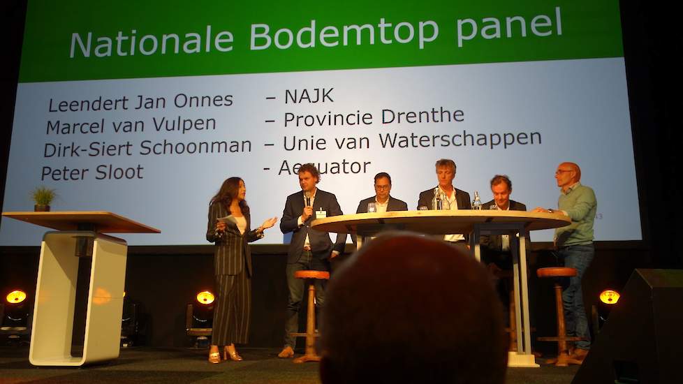 Na de presentatie van Brussaard, vond er een panel plaats waaraan Leendert Jan Onnes (NAJK), Marcel van Vulpen (Provincie Drenthe), Dirk-Siert Schoonman (Bestuurslid Unie van Waterschappen), Peter Sloot (Aequator) en melkveehouder Henk Jolink deelnamen.