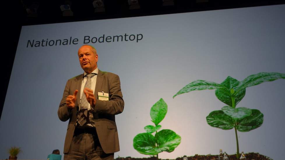 Ambassadeur van de Bodemtop Jan Jacob van Dijk sloot de plenaire sessie af met de boodschap aan de agrarische sector om elkaar op te blijven zoeken en te versterken. Zonder een flinke impuls denkt Van Dijk niet dat het haalbaar is om tegen 2030 alle 1,8 m