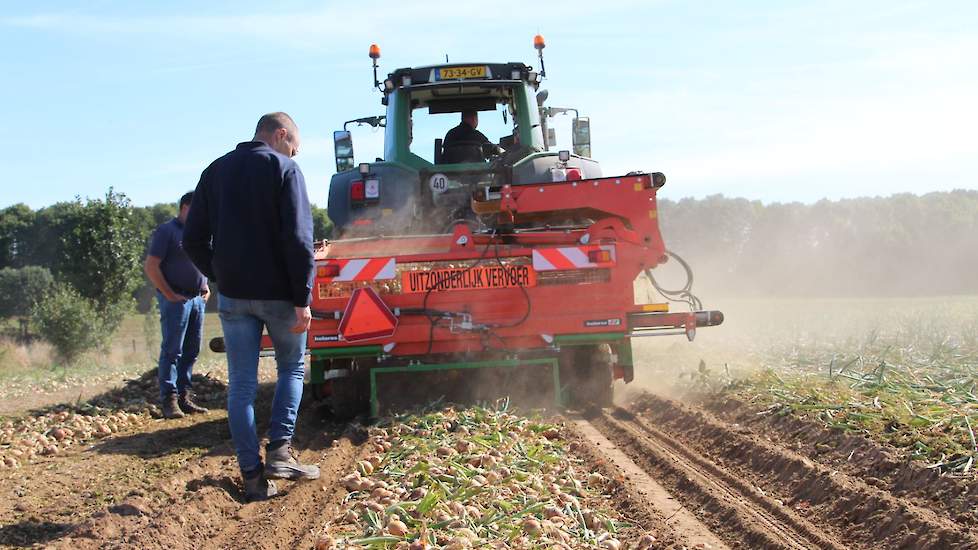 Loonbedrijf Cerfontaine vertrouwt op de rooier van Holaras. "Ondanks dat het drie concurrenten zijn, wisselden de chauffeurs elkaar volop tips uit om te komen tot een zo goed mogelijk oogst resultaat. Voor mij is dat de grootste winst van deze middag," al