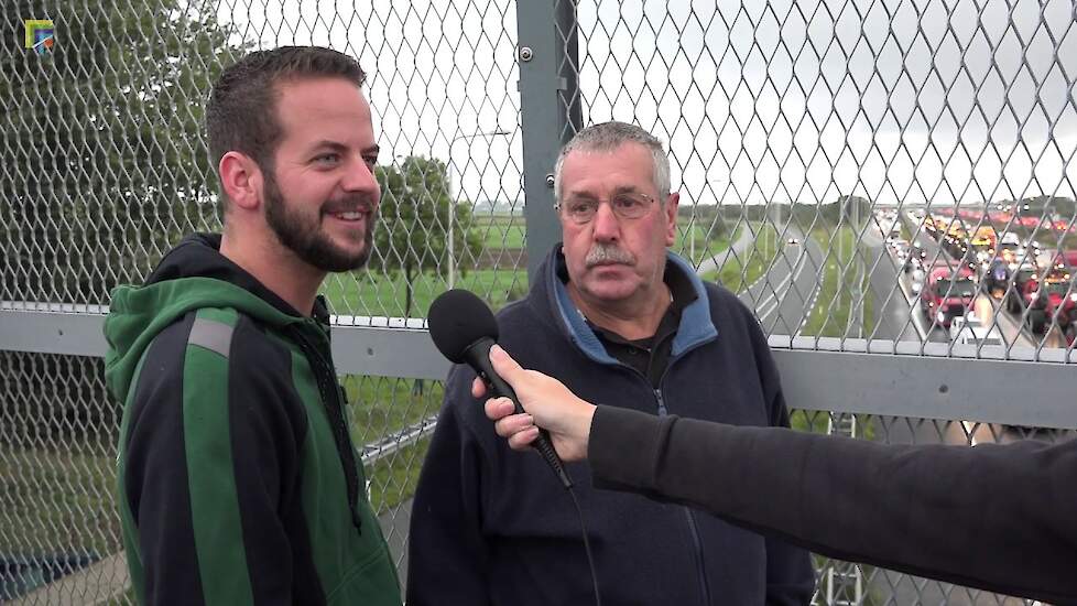 Trekkers op de snelweg bij Harmelen