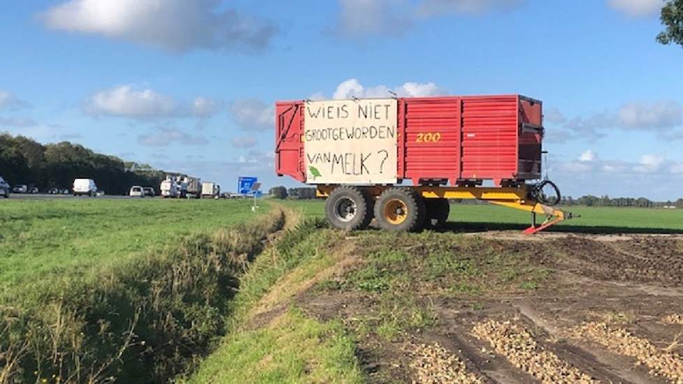 Dit spandoek staat langs de A6 tussen Emmeloord en Bant bij maatschap Van der Zijpp.