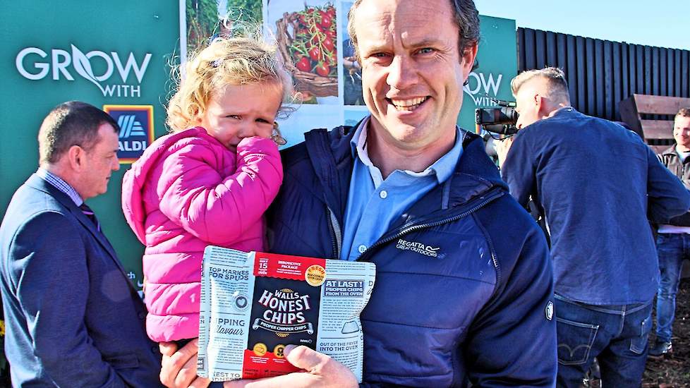Akkerbouwer Kieran Wall verkoopt zijn 17 ha aardappelen als verse ovenfrites vanuit de koeling van alle Ierse Aldi supermarkten.