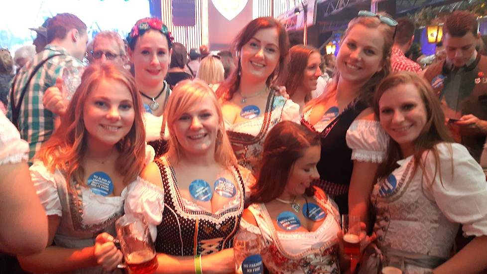 Stichting Agroprom heeft rondom de Oktoberfeesten in Sittard een stickeractie opgezet.
