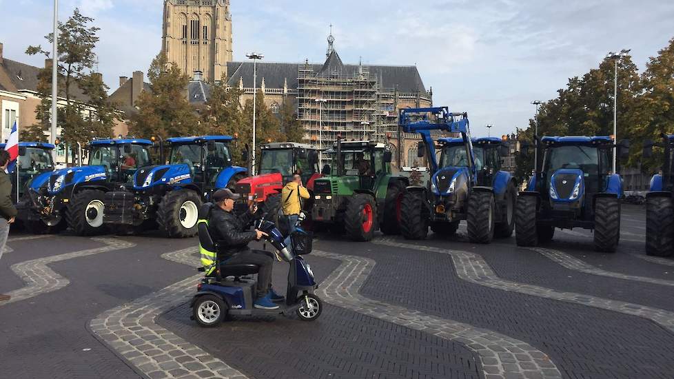 „Eerste tractoren en toeschouwers in Arnhem. En er volgen er nog veel meer!#trotsopdeboer  @POVarkenshouder", twittert POV-voorzitter Linda Janssen.