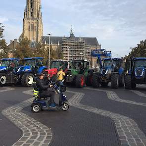 „Eerste tractoren en toeschouwers in Arnhem. En er volgen er nog veel meer!#trotsopdeboer  @POVarkenshouder", twittert POV-voorzitter Linda Janssen.