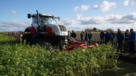 Zuidberg Tracks met een Kuhn klepelmaaier en een nieuwe Kuhn-ploeg