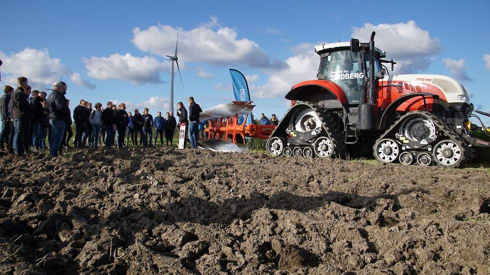 De tracks maken bovenover ploegen met minimale slip mogelijk. Op het veld raken ze een groot oppervlakte. De combinatie die Zuidberg en Weevers Mechanisatie toonden is zo gemaakt dat hij nog over de weg kan. In het veld spreiden de tracks het gewicht over