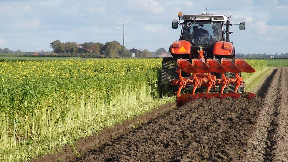 De Kuhn is met een extra schaar uit te rusten. In Lelystad kwam de 5-schaars in actie. De ploeg kan tot 50 pk per schaar hebben. De zesschaar kan nog een beetje breder werken en met een trekker tot maximaal 300 pk.