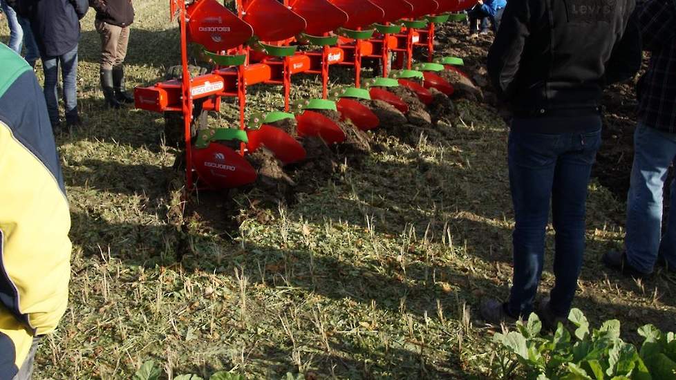 De aanwezige telers, agrarische toeleveranciers en pers konden van dichtbij meekijken toen de Escudero de scharen in de grond zette. Ook hier een diepte van rond de 16-17 centimeter.