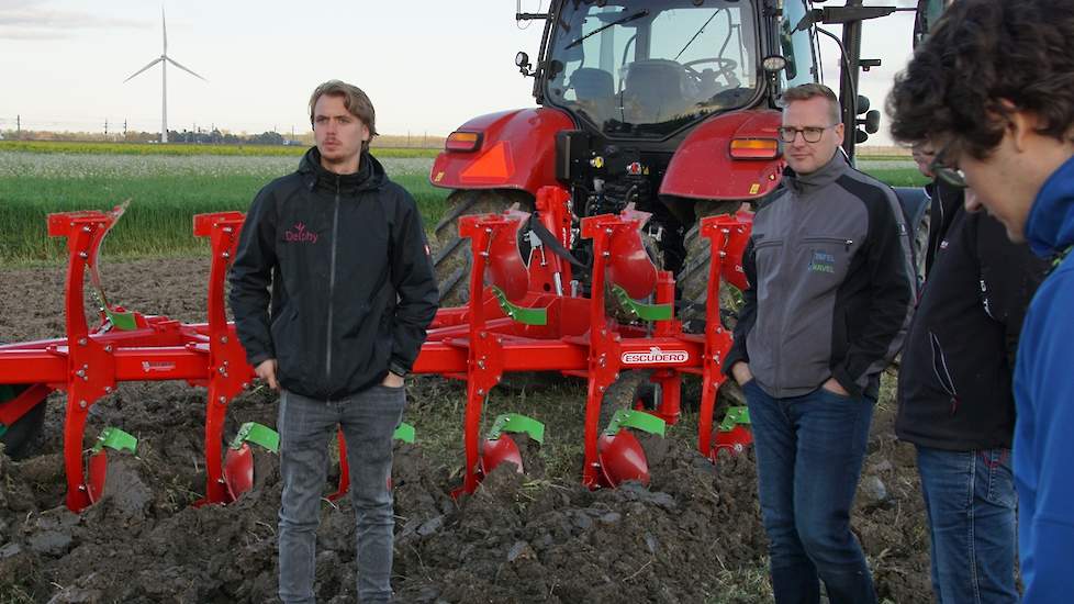 Jochem Noordermeer van Delphy gaf de telers uitleg over de keuze voor bovenover werken, ecoploegen en najaars- of voorjaarsploegen.