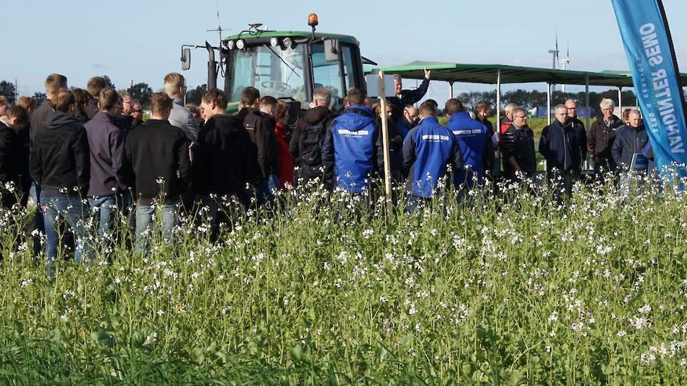 Het was mooi weer op 29 oktober voor de demo. Veel telers konden nog niet het land op, omdat het te nat was om te rooien. Wie wel moest rooien, kan binnenkort een uitgebreider verslag van de demo groenbemesters inwerken uit de voor lezen in de Agrio-regio