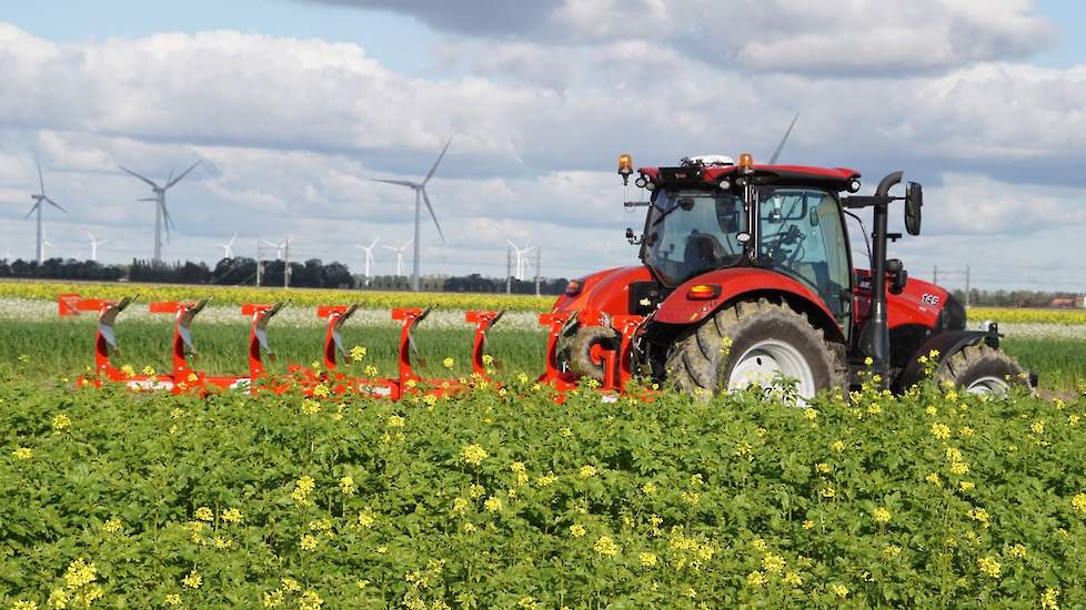 De combinatie van de Escudero met een 145 pk Steyr is licht en krachtig genoeg om vlot een flink areaal te bewerken. De combinatie van de Kuhn-ploeg en de tracks kan ook ingezet worden voor diepere bewerking.