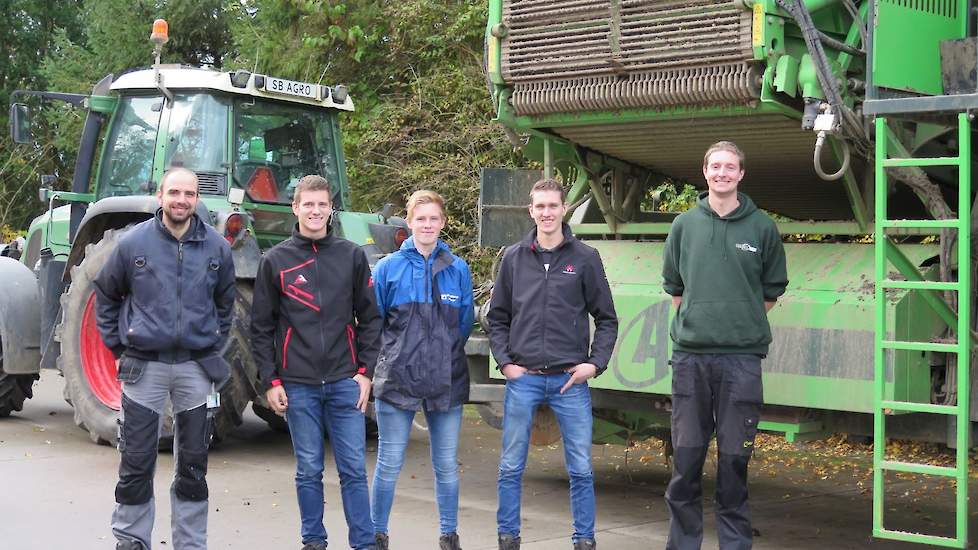 Een deel van het team dat de optimale teelt onderzoekt in het POP3 project Precisietechnologische ontwikkeling in pootaardappelen. V.l.n.r. Toon Tielen (WUR), twee studenten van AERES Dronten, een van WUR en rechts Koen van Boheemen, technisch onderzoeker