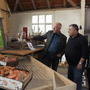 Jan Eric Geersing van Geersing Potato Specialist geeft twee telers uit Malta uitleg over het phytophthoraresistente ras Cammeo. Vanuit Malta wordt de Cammeo naar Nederland geëxporteerd als Tal Bidwi. Dit betekent letterlijk ‘van de boer’.