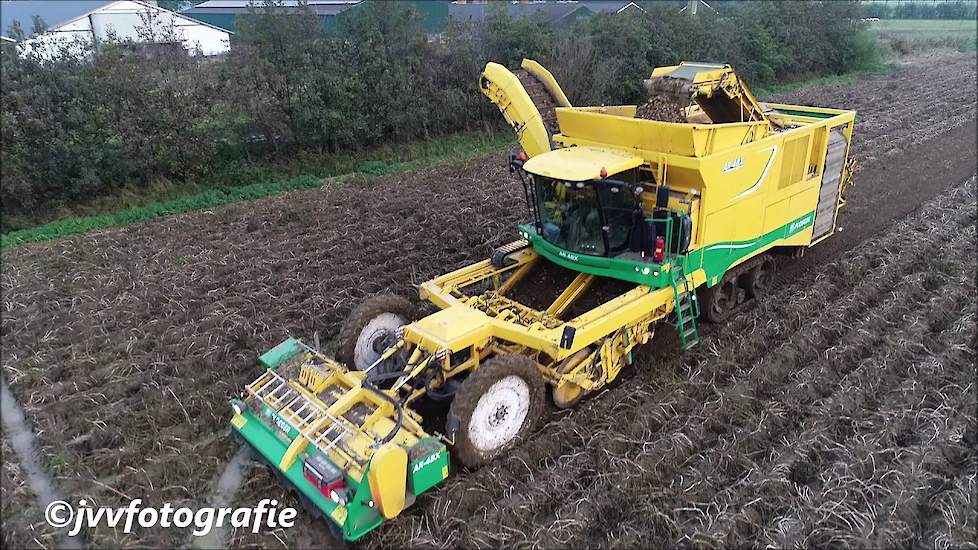 Harvesting potatoes in Holland under wet conditions Ploeger AR-4BX