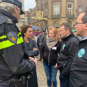 Burgermeester Femke Halsema in gesprek met de politie en het bestuur van Stichting Agractie.