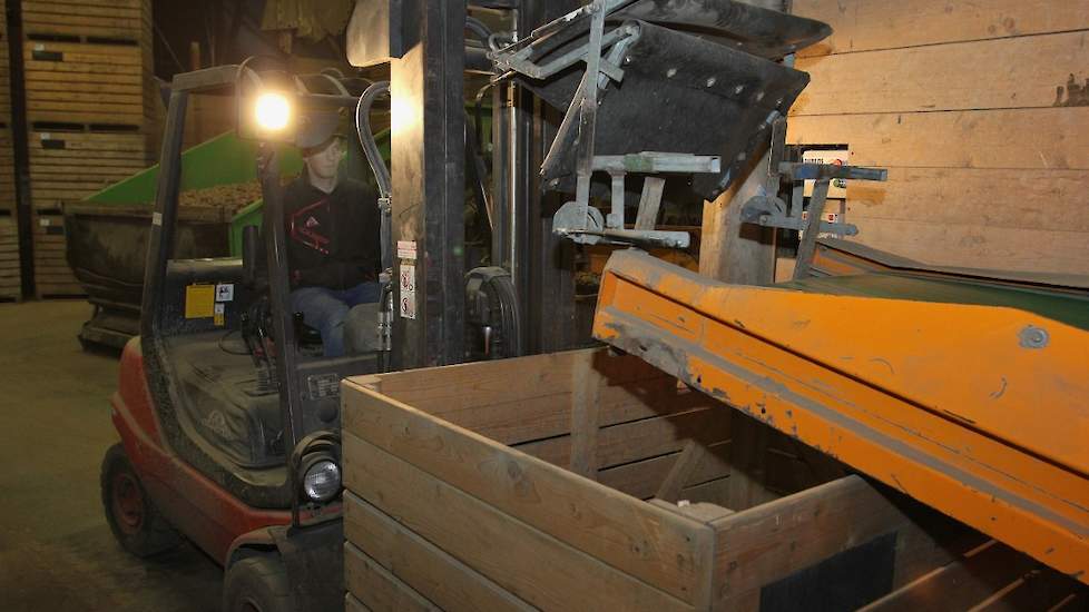 Medewerker Rik Wigboldus verzorgt de aan- en afvoer van kisten en zakken.