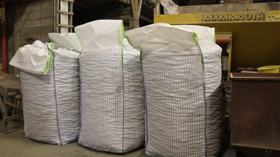 Bos sorteert voor verschillende bestemmingen. De aardappelen in deze drie bigbags hebben als bestemming Hongarije.