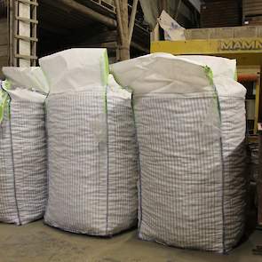 Bos sorteert voor verschillende bestemmingen. De aardappelen in deze drie bigbags hebben als bestemming Hongarije.