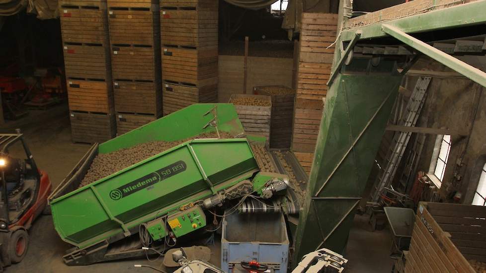 De sorteerinstallatie is ingebouwd in de oude ruim 200 jaar oude boerderij van Bos. Hij heeft een akkerbouwbedrijf van 70 hectare met pootaardappelen, graan, uien, suikerbieten en peen. Voor de bewaring hiervan heeft hij enkele jaren geleden een bewaarsch