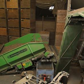 De sorteerinstallatie is ingebouwd in de oude ruim 200 jaar oude boerderij van Bos. Hij heeft een akkerbouwbedrijf van 70 hectare met pootaardappelen, graan, uien, suikerbieten en peen. Voor de bewaring hiervan heeft hij enkele jaren geleden een bewaarsch
