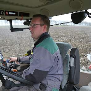 Medewerker Jan-Willem de Bruin aan het ploegen. Dit perceel is voor 25 procent afslibbaar. Op dergelijke vrij lichte gronden is het goed ploegen in januari, zegt Van den Hoek. De zwaardere percelen zijn in het najaar al ondergewerkt.